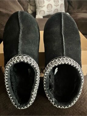 UGG Tasman size 9